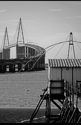 Une image contenant noir et blanc, plein air, ciel, monochrome

Le contenu généré par l’IA peut être incorrect.